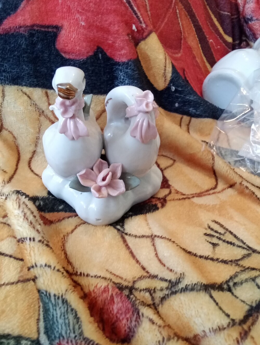 #1560 Dual Swan Figurine